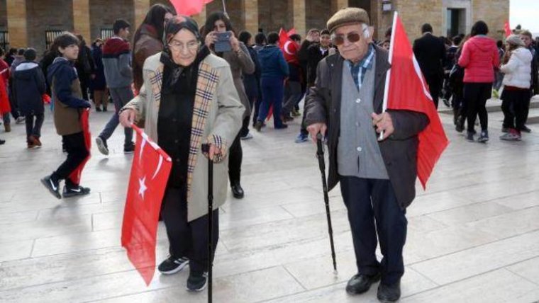 87 yaşındaki Müstakime Teyze ile Mehmet Amca Ata'ya koştu