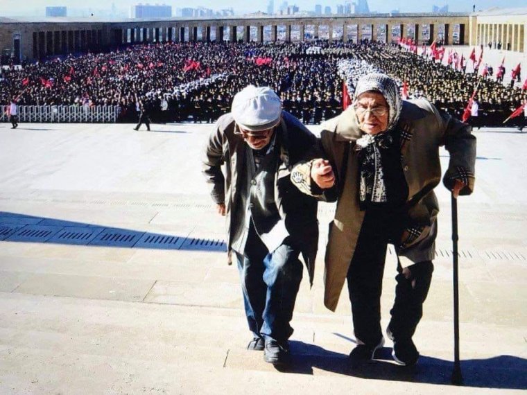 87 yaşındaki Müstakime Teyze ile Mehmet Amca Ata'ya koştu