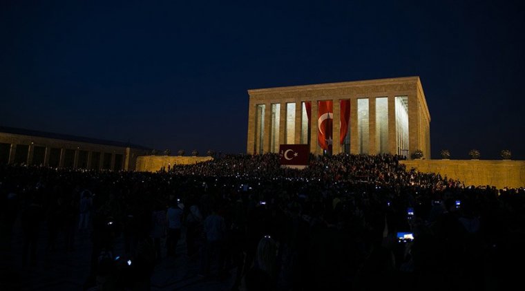 Anıtkabir'de binlerce vatandaş andımızı okudu