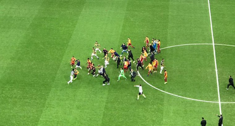 Galatasaray Fenerbahçe derbisi sonrası tekme-tokat kavga