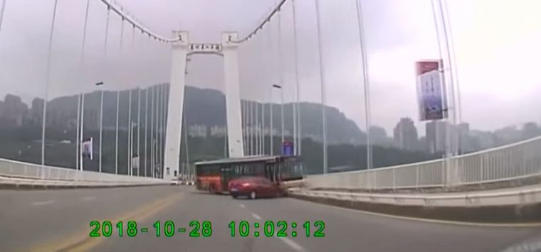 Yolcuya kızdı, otobüsü köprüden aşağı sürdü: 13 kişi öldü 1 kayıp..