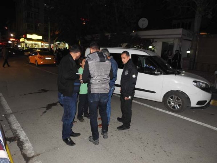17 yaşındaki kızı sokak ortasında bıçaklayıp kaçtı