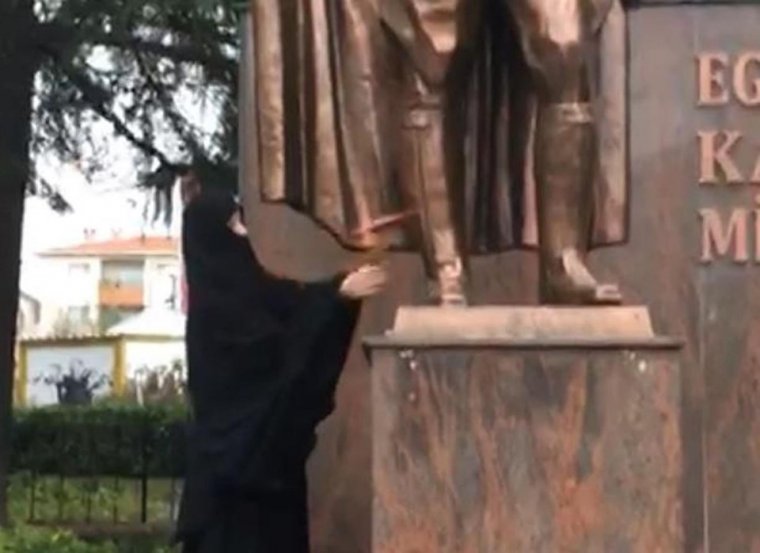 Bir müptezel meczup kadın daha: Atatürk anıtına baltayla saldırdı