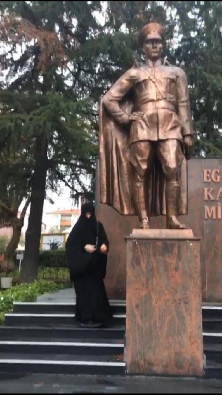 Bir müptezel meczup kadın daha: Atatürk anıtına baltayla saldırdı
