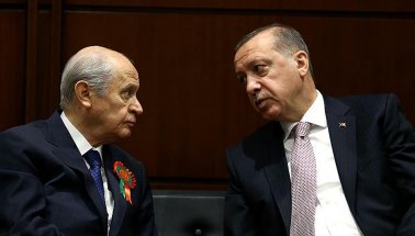 AKP eriyor, Oylar MHP'ye Kayıyor..