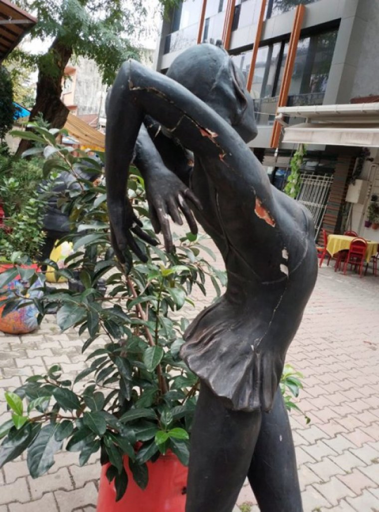 Türkiye'nin ilk balerininin heykeline cinsel istismar! Sözün bittiği yerdeyiz