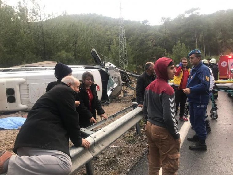 Antalya'da Suriyelileri taşıyan midibüs devrildi: 1 ölü çok sayıda yaralı