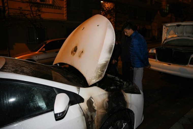 Sultangazi'de Park Halindeki 11 araç Kundaklandı