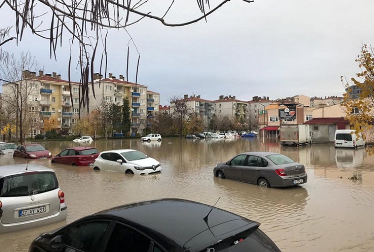 Edirne'de yağış hayatı felç etti: 70 yaşındaki Veysel Evren selde kayboldu