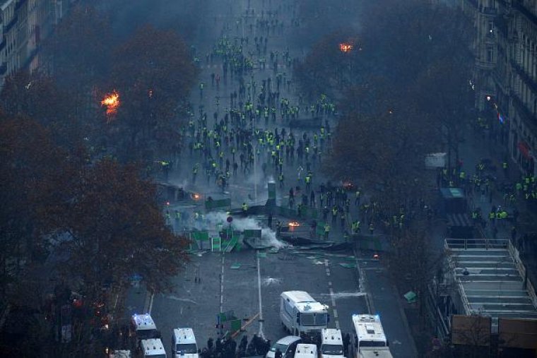 Macron Champs-Elysees'yi Ziyaret Etti: OHAL Gündemde