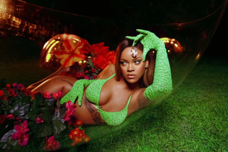 Rihanna Savage x Fenty markası için harıl harıl çalışıyor
