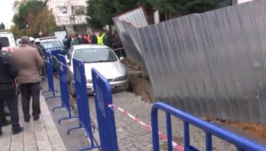 İstanbul'da Yol Çöktü, Otomobil Askıda Kaldı