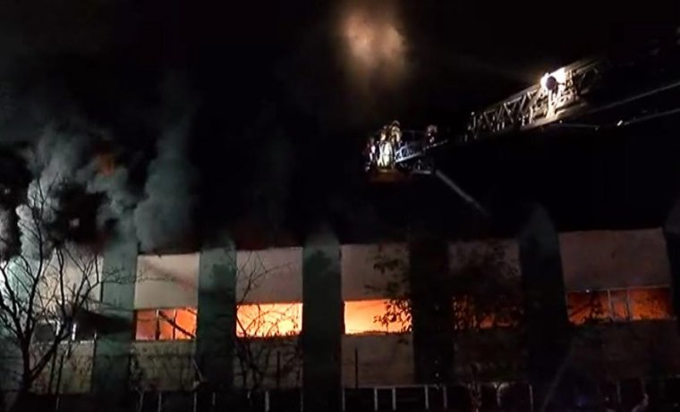 Maltepe'de Plastik Fabrikası yanarak kül oldu