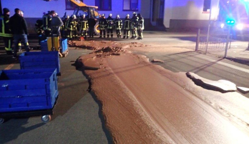 En Tatlı kaza: Bir Ton Çikolata Caddeye Boşaldı