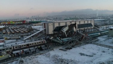 Son dakika: Ankara'da Yüksek Hızlı Tren, Kılavuz Trenle çarpıştı. Acı haber haber...