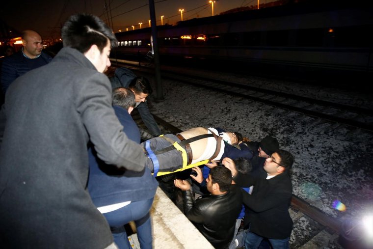 Son dakika: Ankara'da Yüksek Hızlı Tren, Kılavuz Trenle çarpıştı. Çok sayıda..