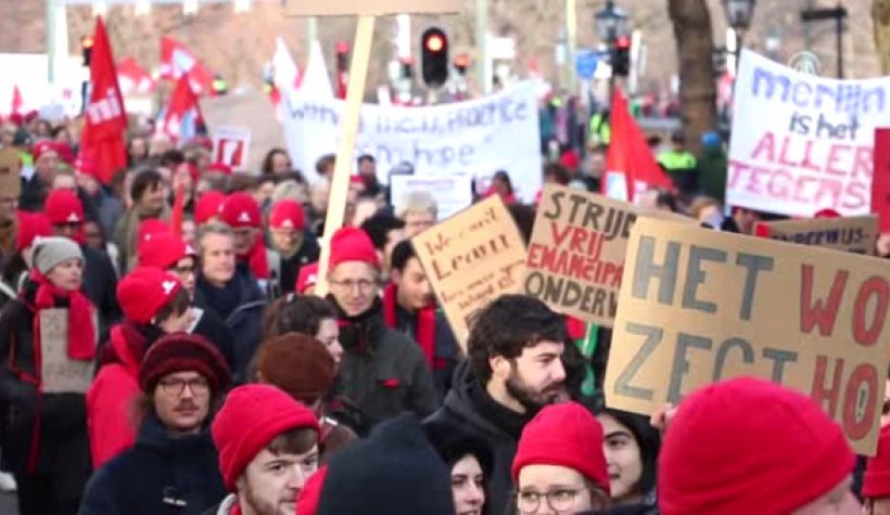 Hollanda'da Kırmızı Bereliler Eylemi Başladı