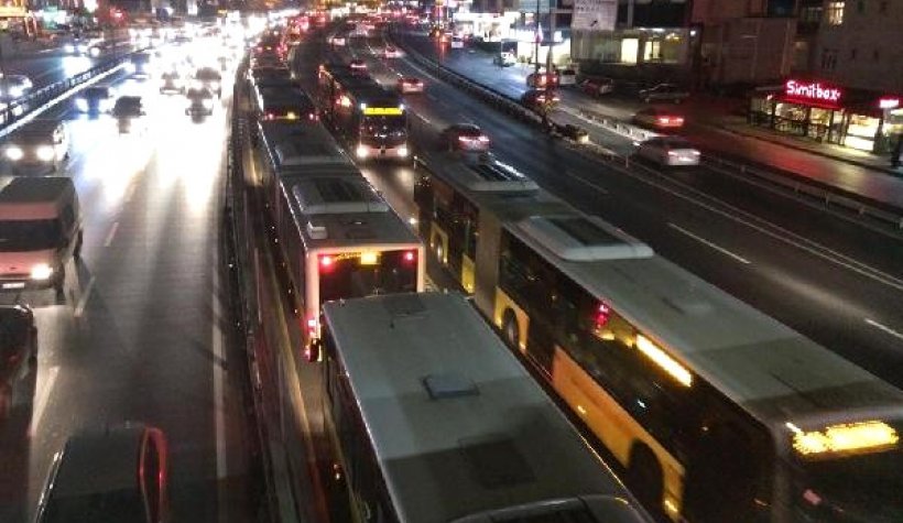 Metrobüs Arıza Yaptı, İstanbul Hayat Durdu!