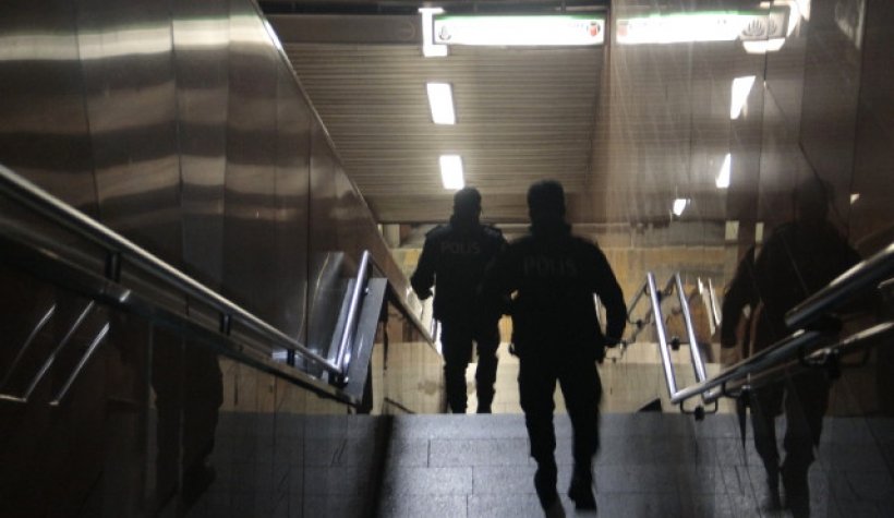 Osmanbey Metrosunda Bir Kişi Raylara Düşerek Hayatını Kaybetti.