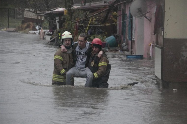 İstanbul'da yağmur yağıyor: Her yer su altında!