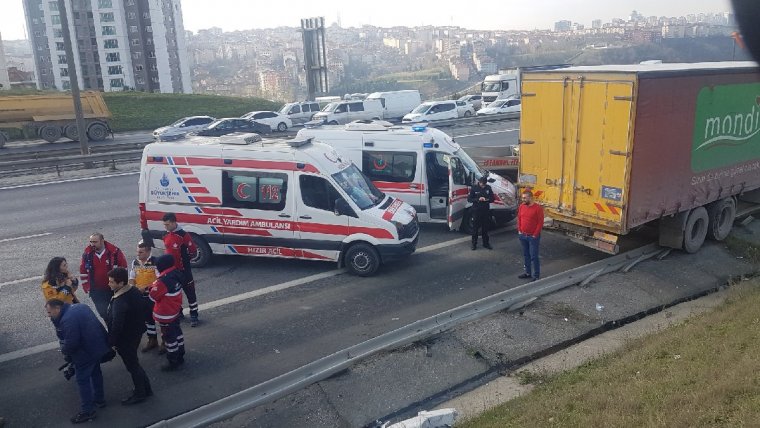 Hafriyat kamyonu polis aracına çarptı: Bir polisimiz şehit oldu
