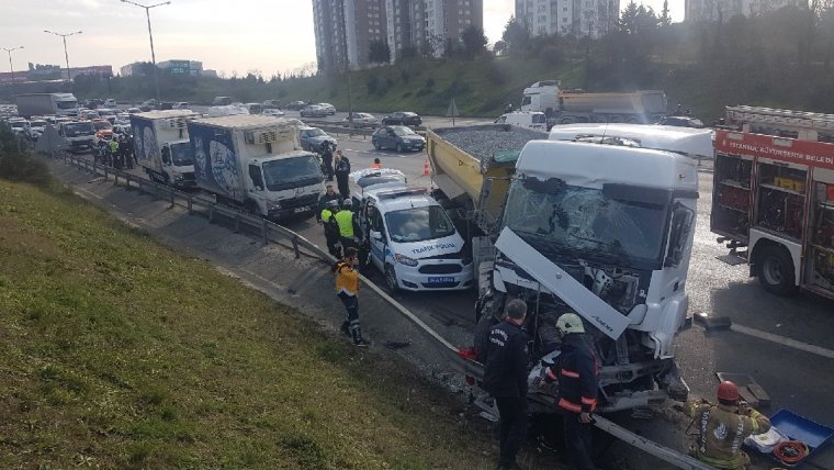 Hafriyat kamyonu polis aracına çarptı: Bir polisimiz şehit oldu