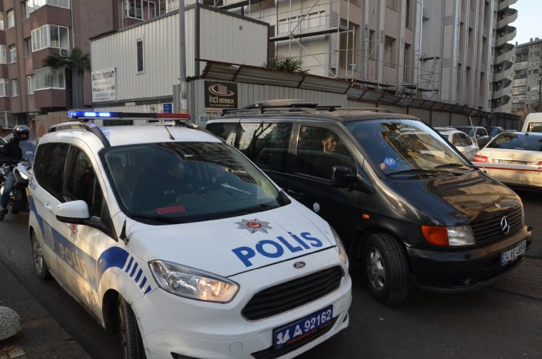 Metin Akpınar ve Müjdat Gezen polis eşliğinde adliyeye götürüldü