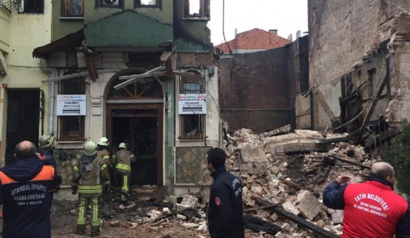 İstanbul Yedikule’de bir bina çöktü: 3 Kişi enkaz altından çıkarıldı