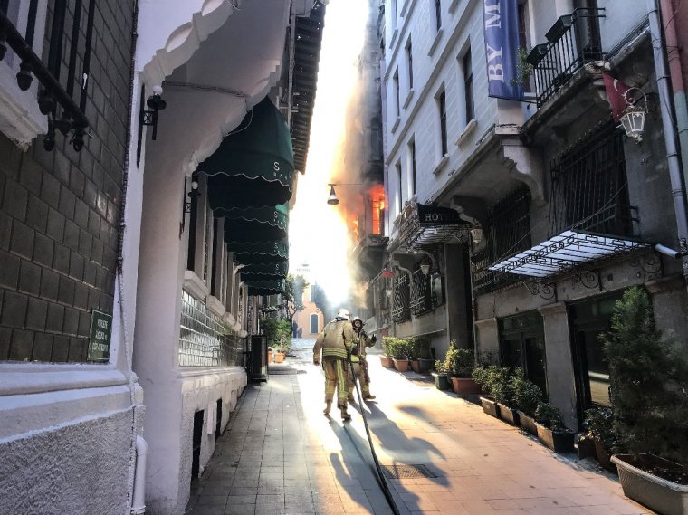 İstanbul’da yangın faciası: 1 kişiyi biz çıkardık, 4 kişi içeride bağırıyordu!