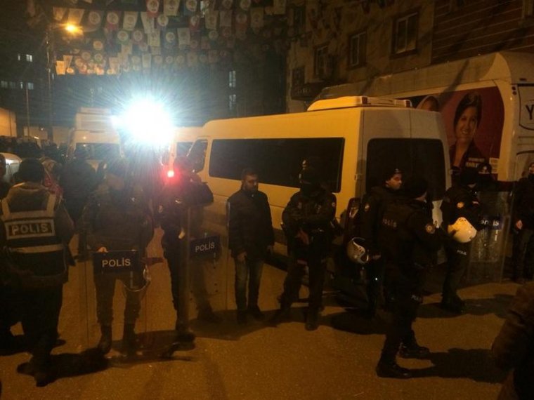 Son dakika: HDP'ye baskın, Polis kapıyı kırıp girdi, çok sayıda gözaltı var