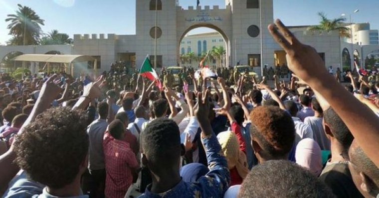 Son dakika: Sudan'da Halk Tek Adamı Devirdi: Cumhurbaşkanı El Beşir Tutuklandı