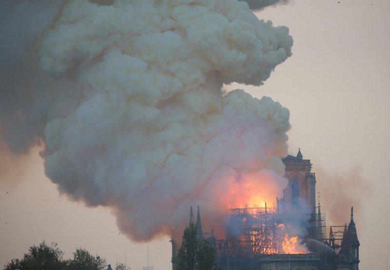 Son dakika: Notre Dame Katedrali yanıyor