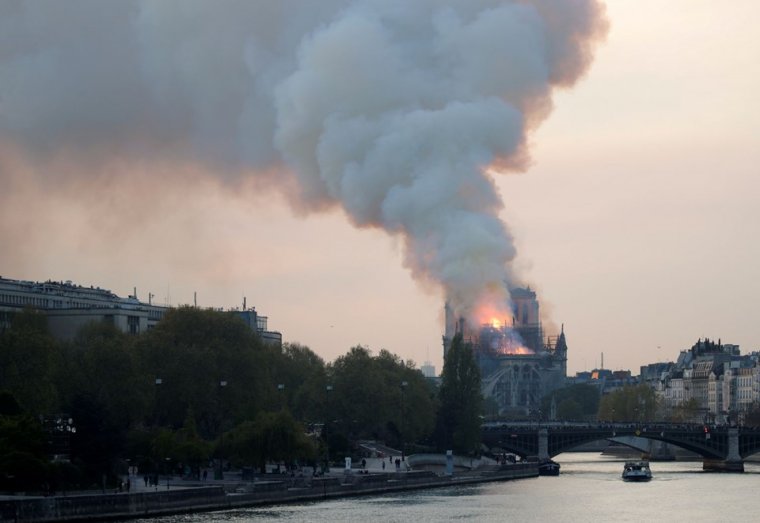 Son dakika: Notre Dame Katedrali yanıyor