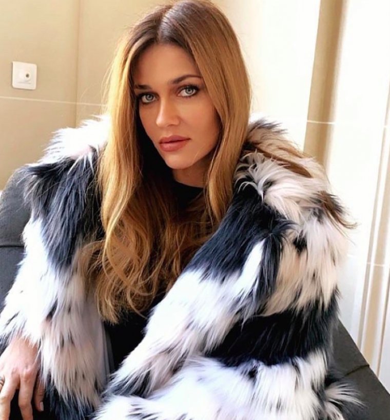 Ana Beatriz Barros anne olduktan sonra ilk kez podyumda