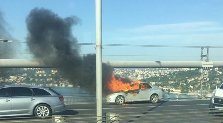 15 Temmuz Şehitler Köprüsü’nde feci olay: Kendini yakıp köprüden atladı