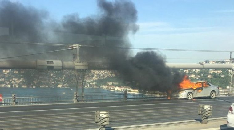 15 Temmuz Şehitler Köprüsü’nde feci olay: Kendini yakıp köprüden atladı