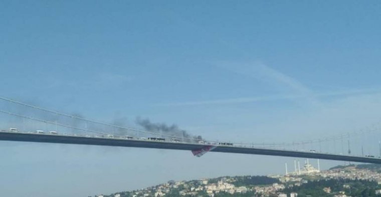 15 Temmuz Şehitler Köprüsü’nde feci olay: Kendini yakıp köprüden atladı
