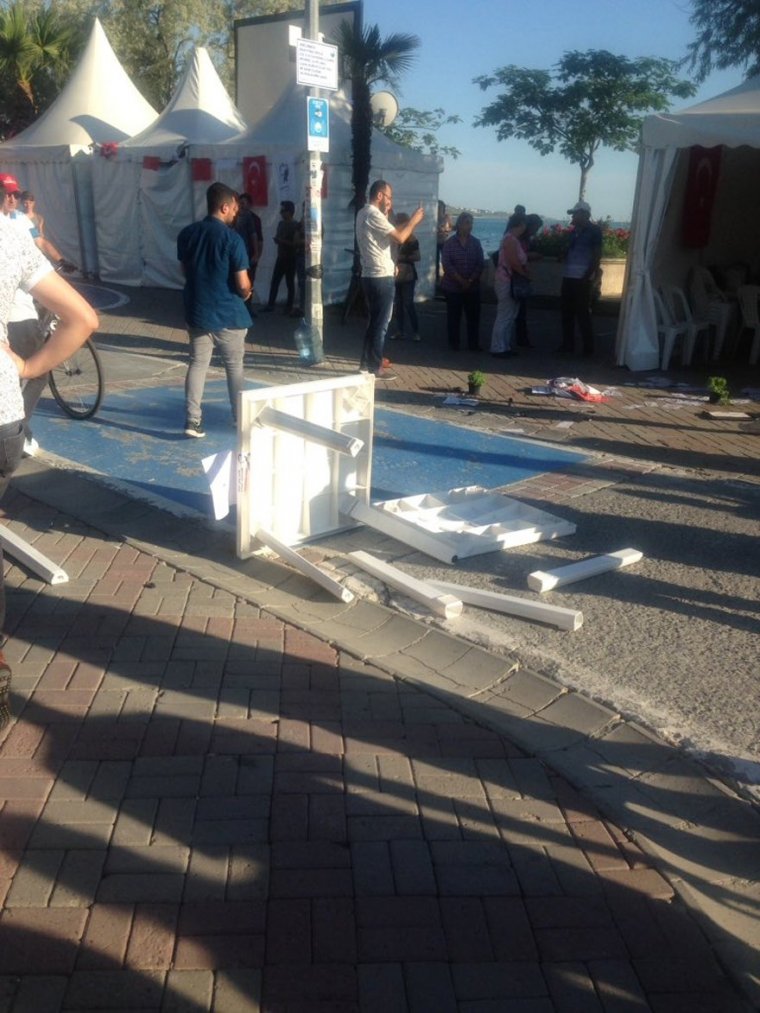 CHP’nin seçim standına saldırıp bir genci darp ettiler