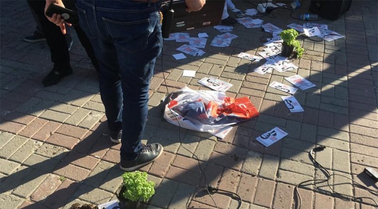 CHP’nin seçim standına saldırıp bir genci darp ettiler