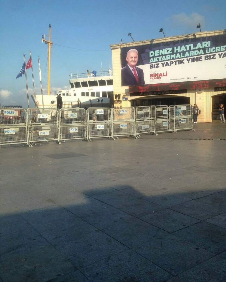 Polis barikatlarıyla AKP standı ve Binali Yıldırım afişleri