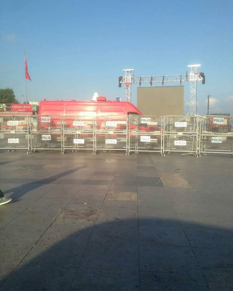 Polis barikatlarıyla AKP standı ve Binali Yıldırım afişleri