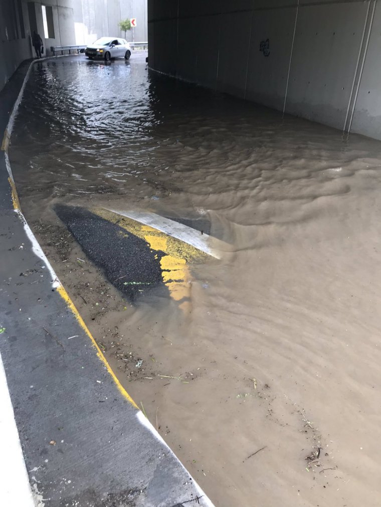 Pendik'te çok sayıda kişi selde mahsur kaldı