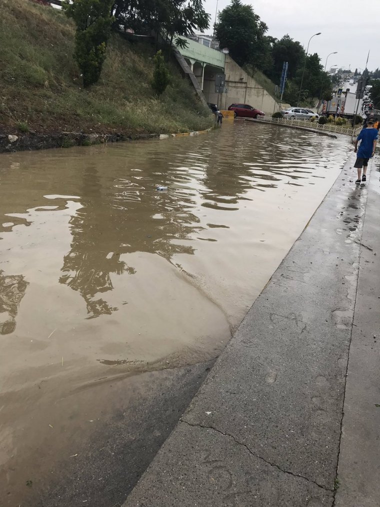 Pendik'te çok sayıda kişi selde mahsur kaldı