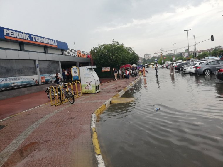 Pendik'te çok sayıda kişi selde mahsur kaldı