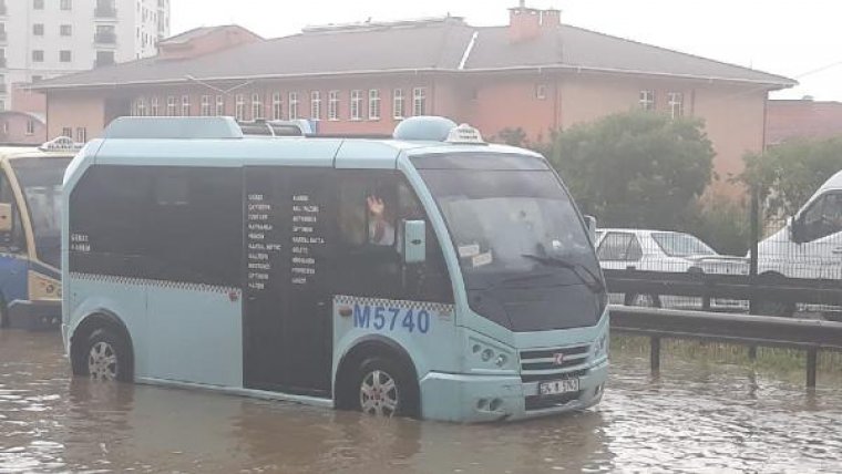 Pendik'te çok sayıda kişi selde mahsur kaldı