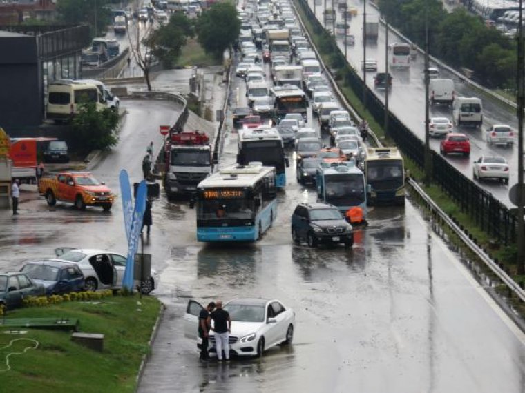 Pendik'te çok sayıda kişi selde mahsur kaldı