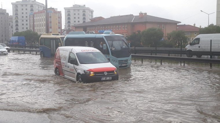 Pendik'te çok sayıda kişi selde mahsur kaldı