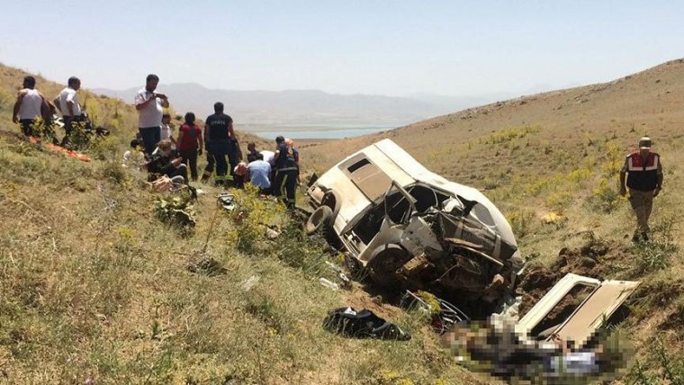 Van’da minibüs takla attı: En az 10 kişi hayatını kaybetti