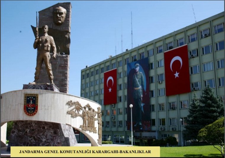 Jandarma, Atatürk'ü ve Türk bayrağını kaldırdı