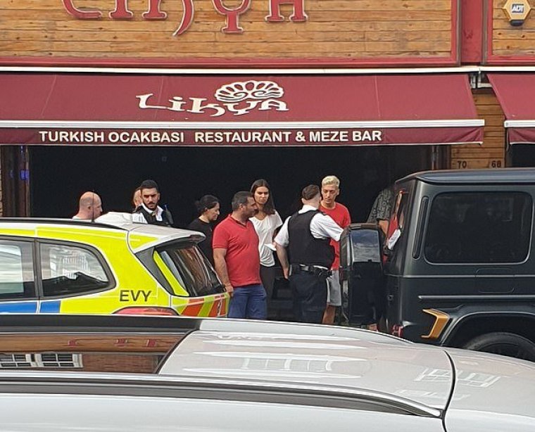 Mesut Özil'e restoran çıkışı bıçaklı saldırı: İşte o anlar